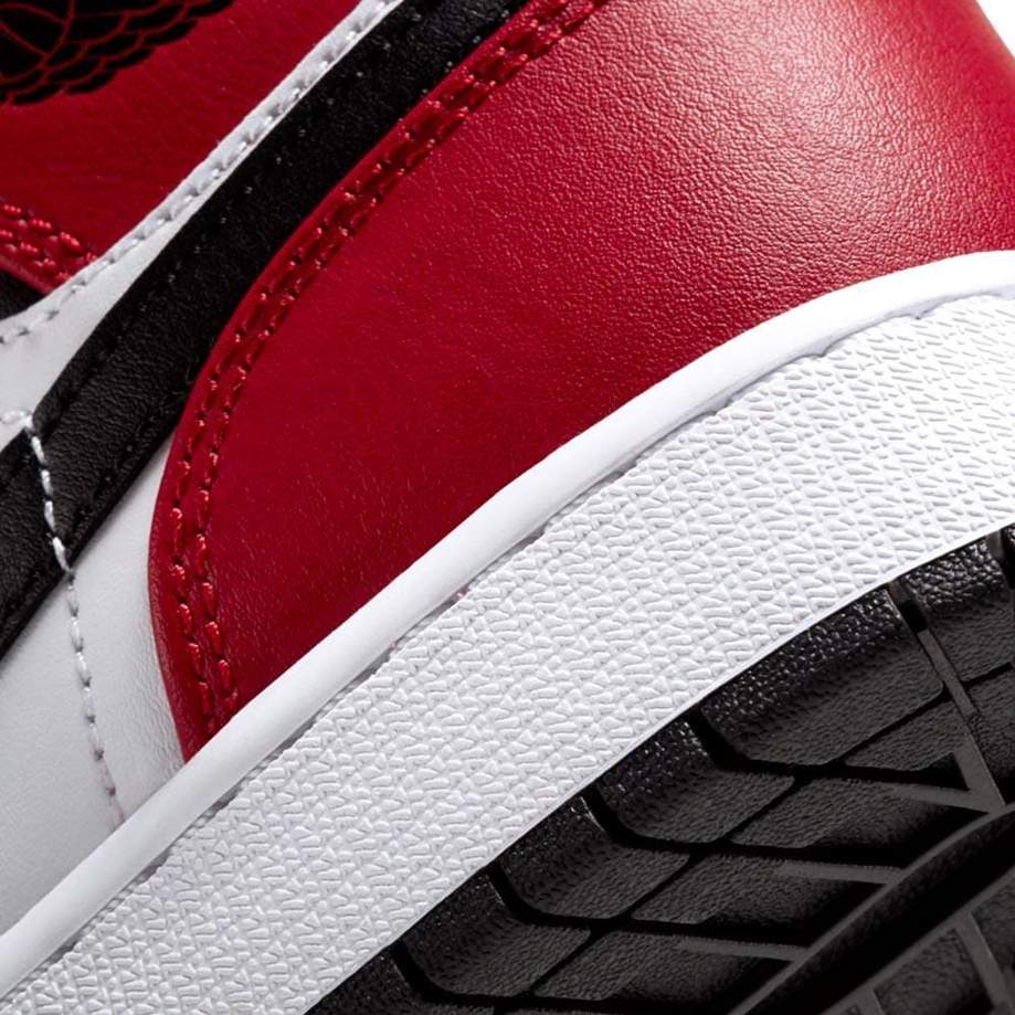 Air Jordan 1 Mid 'Chicago Black Toe'
